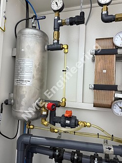 Comprobación de la presión y el nivel del sistema de refrigeración por agua.